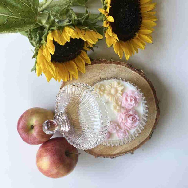 Świeca sojowa w szkle ozdobnym w wybranych kompozycjach zapachowych i dekoracyjnych